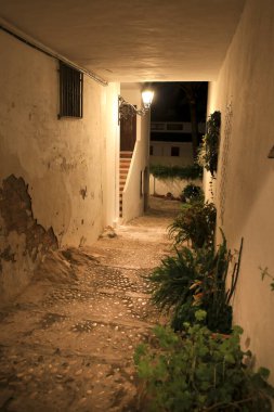 Gece Altea, Alicante, İspanya 'da dar sokaklar ve güzel beyazlatılmış cepheler