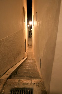 Gece Altea, Alicante, İspanya 'da dar sokaklar ve güzel beyazlatılmış cepheler