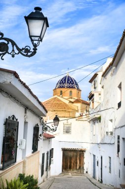 Altea 'da dar sokaklar ve beyazlatılmış cepheler. Arka planda kilise kubbesi