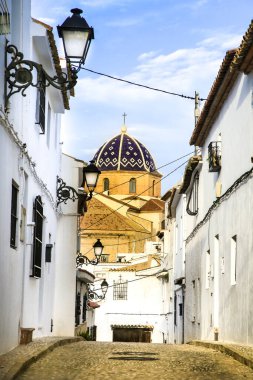 Altea 'da dar sokaklar ve beyazlatılmış cepheler. Arka planda kilise kubbesi