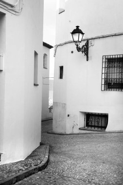 Altea, Alicante, İspanya 'da güneşli bir kış gününde dar sokaklar ve güzel beyazlatılmış cepheler