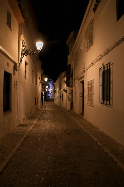 Calles Estrechas Hermosas Fachadas Encaladas Por Noche Altea Alicante España — Foto de Stock