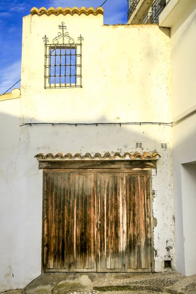 狭い通りと美しい白塗りのファサードアルテア アリカンテ スペインの冬の晴れた日に — ストック写真