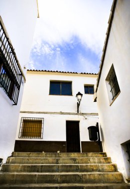 Altea 'da dar sokaklar ve beyazlatılmış cepheler. Arka planda kilise kubbesi