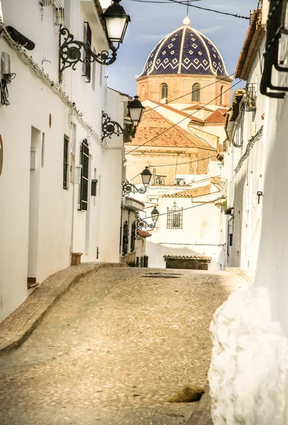 Altea 'da dar sokaklar ve beyazlatılmış cepheler. Arka planda kilise kubbesi
