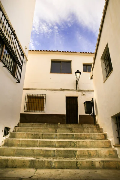 Calles Estrechas Fachadas Encaladas Altea Iglesia Cúpula Fondo — Foto de Stock