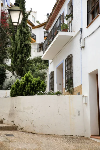 Hermosas Fachadas Encaladas Casas Con Colorido Jardín Altea Ciudad Alicante — Foto de Stock