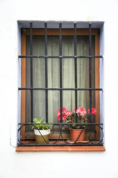 Белый Фасад Окном Кованым Металлическим Грилем Деревне Altea Аликанте Испания — стоковое фото