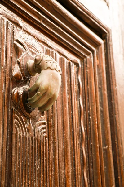 Golden Doorknocker Hand Shape Old Brown Wooden Door Villajoyosa Alicante — Foto de Stock