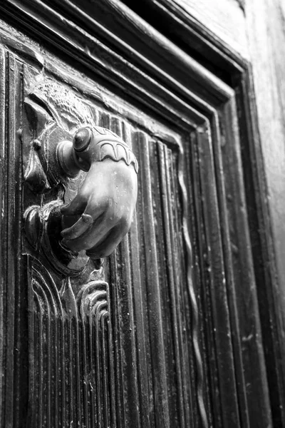 Золотой Дверной Стук Форме Руки Старой Коричневой Деревянной Двери Вильяхойо — стоковое фото