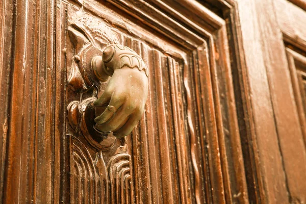 Golden Doorknocker Hand Shape Old Brown Wooden Door Villajoyosa Alicante — Fotografia de Stock