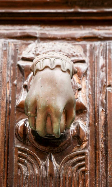 Golden Doorknocker Hand Shape Old Brown Wooden Door Villajoyosa Alicante — Fotografia de Stock