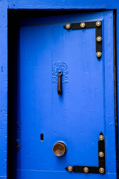 Porta Madeira Azul Com Batedor Metal Preto Villajoyosa Alicante Espanha — Fotografia de Stock