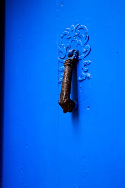 Puerta Madera Azul Con Aldaba Metal Negro Villajoyosa Alicante España — Foto de Stock