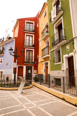 Villajoyosa, Alicante, İspanya 22 Nisan 2022, Villajoyosa, İspanya 'nın Alicante kasabasında dar ve renkli cepheler.