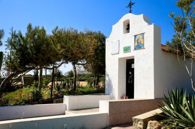 Santa Pola, Alicante, İspanya - 6 Mayıs 2022 Santa Pola Deniz Feneri Hermitage Sahnesi Mavi gökyüzü altında