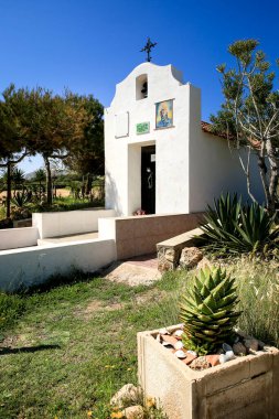 Santa Pola, Alicante, İspanya - 6 Mayıs 2022 Santa Pola Deniz Feneri Hermitage Sahnesi Mavi gökyüzü altında