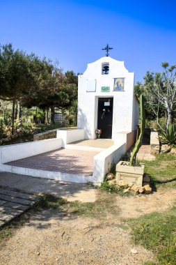 Santa Pola, Alicante, İspanya - 6 Mayıs 2022 Santa Pola Deniz Feneri Hermitage Sahnesi Mavi gökyüzü altında