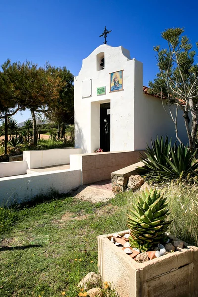 Santa Pola, Alicante, İspanya - 6 Mayıs 2022 Santa Pola Deniz Feneri Hermitage Sahnesi Mavi gökyüzü altında