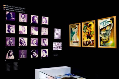 Alicante, İspanya - 12 Mayıs 2022: Hogueras Alicante Müzesi 'nde sergilenen geleneksel kostümlü Fallera kadınlarının eski resimleri