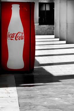 Elche, Alicante, İspanya - 11 Şubat 2021: Elche, Alicante, İspanya 'nın boş bir caddesinde renkli Coca Cola soda makinesi