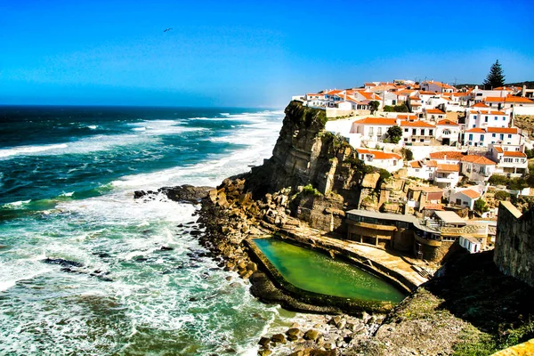 Azenhas Mar Sintra 里斯本 2019年3月19日 美丽的Azenhas Mar村视角 葡萄牙的白色房子和自然游泳池 — 图库照片