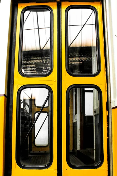 Lisboa Portugal Junho 2018 Porta Autocarro Passageiros Antiga Colorida Numa — Fotografia de Stock