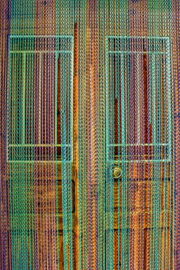 İspanya 'da renkli metal perdeli ev kapısı