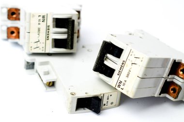 Madrid, İspanya - 6 Haziran 2022: Eski Siemens diferansiyel anahtarları beyaz arka planda