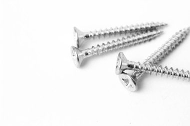 Beyaz arkaplandaki vidaların makro fotoğrafçılığı