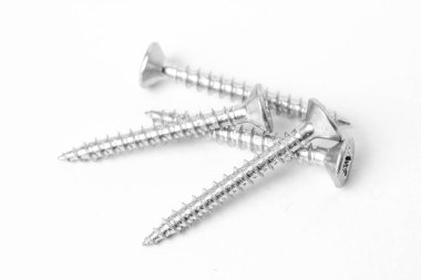 Beyaz arkaplandaki vidaların makro fotoğrafçılığı