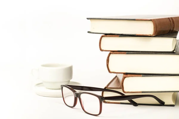 Libros Apilados Junto Taza Café Anteojos Sobre Fondo Blanco —  Fotos de Stock