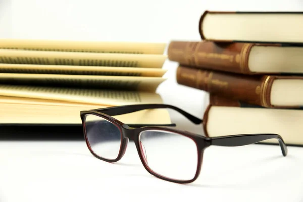 Kitapları Beyaz Arka Planda Bir Fincan Kahve Gözlüğün Yanına Istifledim — Stok fotoğraf