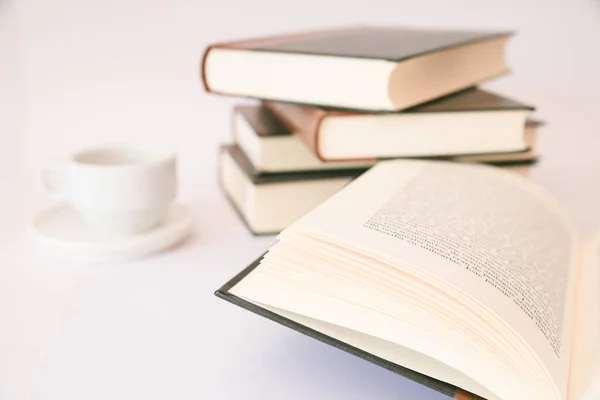 Stapelbare Bücher Neben Einer Tasse Kaffee Auf Weißem Hintergrund — Stockfoto
