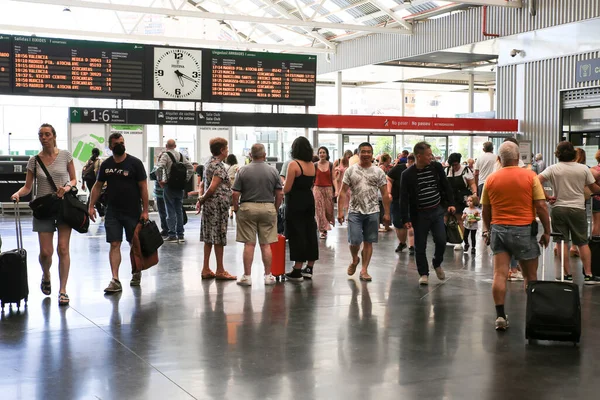 Alicante Spain June 2022 Passengers Walking Train Station Alicante Suitcases — Stockfoto