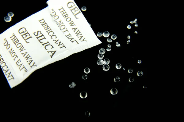 Geöffnete Packung Silica Gel Perlen Auf Schwarzem Hintergrund Makrofotografie — Stockfoto