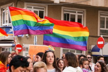 Santa Pola, Alicante, İspanya - 2 Temmuz 2022: İspanya Gay Onur Yürüyüşü 'ne gökkuşağı bayrakları, afişler ve renkli kostümlerle katılıyor