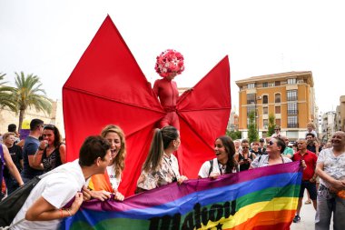 Santa Pola, Alicante, İspanya - 2 Temmuz 2022: Santa Pola kasabasındaki Gay Onur Yürüyüşü, Alicante, İspanya