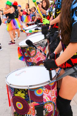 Santa Pola, Alicante, İspanya - 2 Temmuz 2022: Gay Onur Yürüyüşü 'nde davul çalan müzisyenler grubu