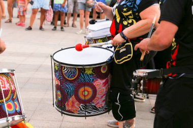 Santa Pola, Alicante, İspanya - 2 Temmuz 2022: Gay Onur Yürüyüşü 'nde davul çalan müzisyenler grubu