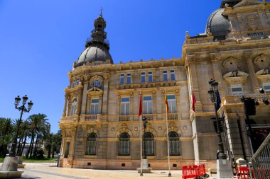 Cartagena, Murcia, İspanya - 17 Temmuz 2022: güneşli bir yaz gününde, Kartagena şehrinin güzel ve devasa belediye binası