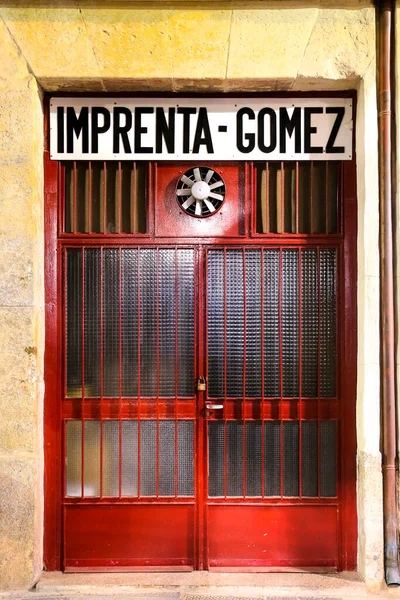 Картахена Мурсия Испания Июля 2022 Года Красная Закрытая Алюминиевая Дверь — стоковое фото