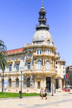 Cartagena, Murcia, İspanya - 17 Temmuz 2022: güneşli bir yaz gününde, Kartagena şehrinin güzel ve devasa belediye binası