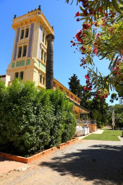 Cartagena, Murcia, İspanya - 18 Temmuz 2022: fayanslı cephesi ve renkli bahçeleri olan güzel Beltri House Modernist Tarzı