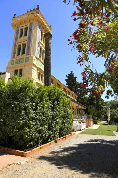 Cartagena, Murcia, İspanya - 18 Temmuz 2022: fayanslı cephesi ve renkli bahçeleri olan güzel Beltri House Modernist Tarzı