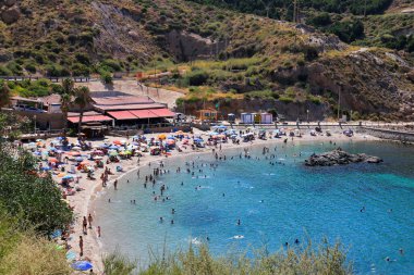 Cartagena, İspanya - 19 Temmuz 2022: güneşli bir yaz gününde İspanya 'nın Murcia bölgesi Cartagena' daki güzel Cala Cortina Koyu