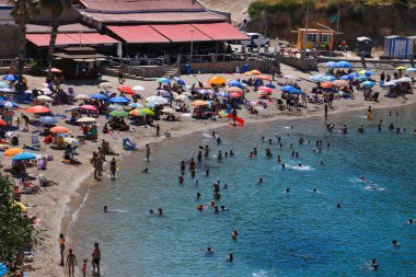 Cartagena, İspanya - 19 Temmuz 2022: güneşli bir yaz gününde İspanya 'nın Murcia bölgesi Cartagena' daki güzel Cala Cortina Koyu