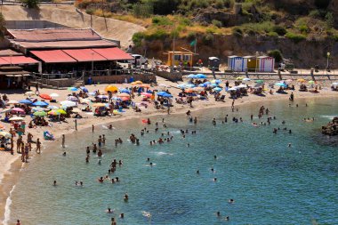 Cartagena, İspanya - 19 Temmuz 2022: güneşli bir yaz gününde İspanya 'nın Murcia bölgesi Cartagena' daki güzel Cala Cortina Koyu