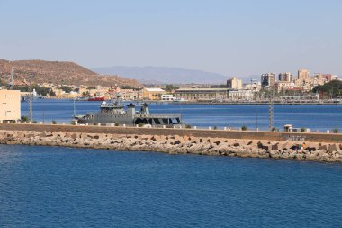 Cartagena, Murcia topluluğu, İspanya - 19 Temmuz 2022: Güneşli bir yaz gününde güzel Cartaggena kıyısı ve limanı (Murcia topluluğu, İspanya)