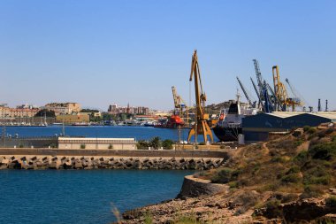 Cartagena, Murcia topluluğu, İspanya - 19 Temmuz 2022: Güneşli bir yaz gününde güzel Cartaggena kıyısı ve limanı (Murcia topluluğu, İspanya)
